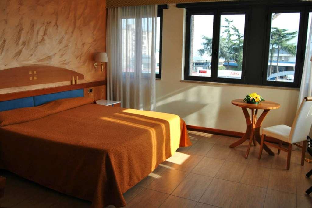 Hotel Futura Centro Congressi Neapel Zimmer foto